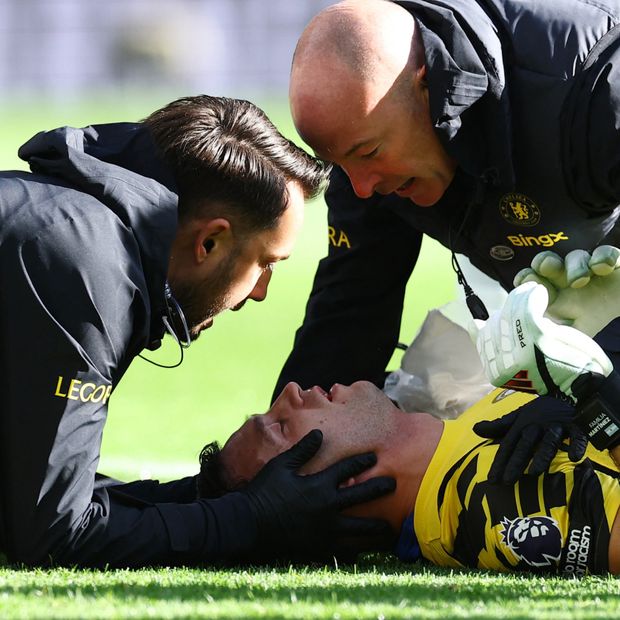 Emiliano Martínez recibe atención médica durante el partido del Chelsea ante el Everton en la Premier League